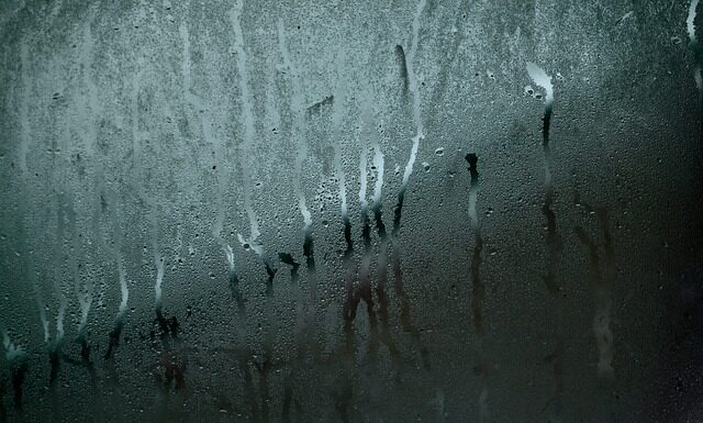 Skąd się bierze wilgoć na oknach? Skąd się bierze wilgoć na oknach?