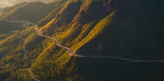 Gdzie znajduje się przełęcz Krowiarki?