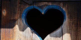 Czy na szlakach w górach są toalety?