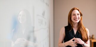 Czy pracownik poczty ma prawo żądać dowodu osobistego?