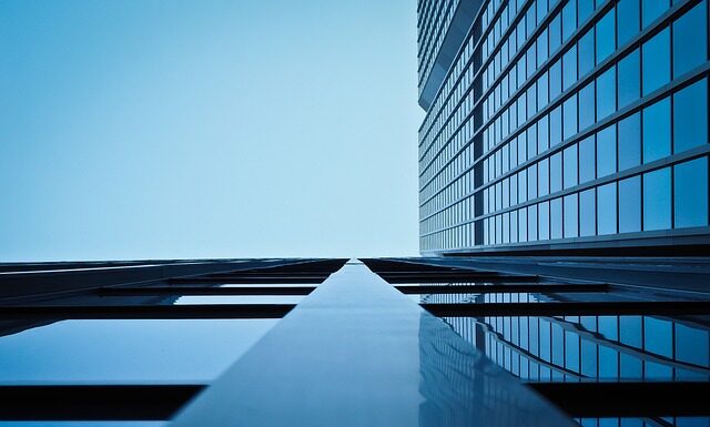 Dlaczego okna otwierają się do środka? Dlaczego okna otwierają się do środka?