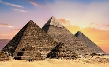 Ile się jedzie na piramidy?