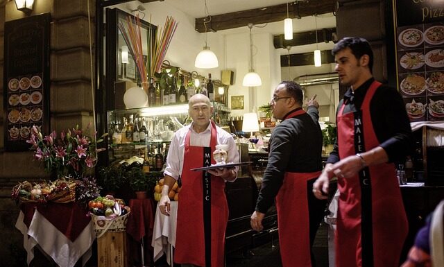 Czy kelnerzy dzielą się napiwkami? Czy kelnerzy dzielą się napiwkami?