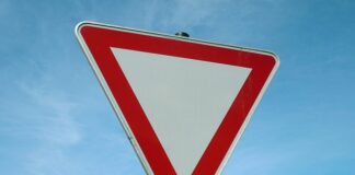 Kto ma pierwszeństwo na wąskiej drodze?