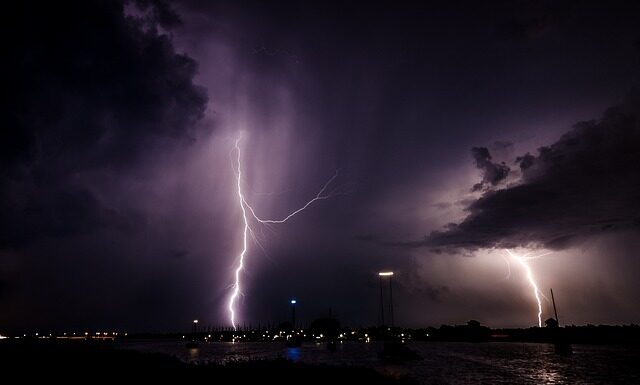 Czy piorun może wpaść przez zamknięte okno?