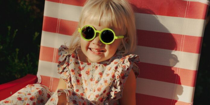 dziewczynka w okularach przeciwsłonecznych UV zielonych