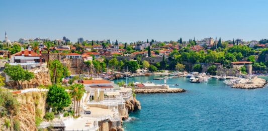 Riwiera Turecka – kierunek, który łączy luksus z historią antalya